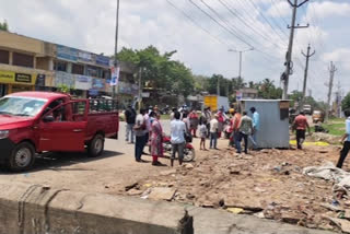 road side small shops were removed by vmc officers in vijayawada