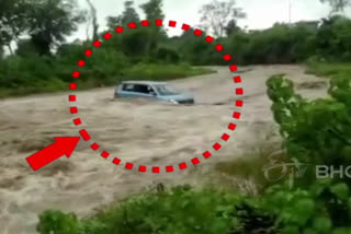 car-in-a-rainy-stream-in-kaladhungi-like-a-straw