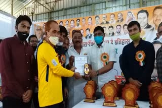 players-honored-on-major-dhyan-chand-birth-anniversary-in-surajpur