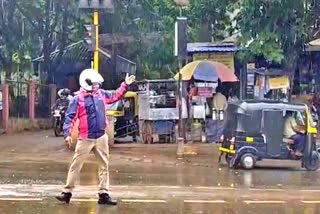 hubli-traffic-police-worked-in-rain-viral-video