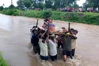 Pregnant woman had to cross the river with the help of cot