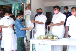 റിയൽ ഹീറോസ് ക്ലബ്ബ്  എറണാകുളം  കൊവിഡ് കാലം  സഹായ ഹസ്‌തം  പല്ലാരിമംഗലം പഞ്ചായത്തിലെ നിർധരാരായ കുടുംബങ്ങൾ  ഓണക്കാല പച്ചക്കറി കിറ്റുകൾ  പൈമറ്റം റിയൽ ഹീറോസ് ക്ലബ്ബ്  പല്ലാരിമംഗലം  സി.എ ഷെമീർ  Real Heros Club distributed onam vegetables kit  paimattam Real Heros Club  onam kit ernakulam  pallarimangalam onam  ca shemeer  panchayat president moithu