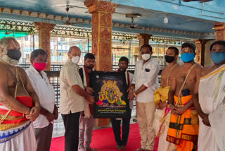 devotee given donation to vadapalli venkateswara swamy trust in east godavari district