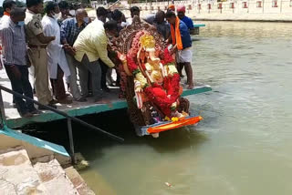 ganesh immersion in water by kurnool people
