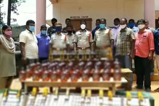 karnataka liquor caught by dharmavaram police and five people were arrested