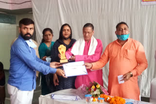 Swadeshi Jagran Manch honored the Corona warriors at Sagarpur Dabri