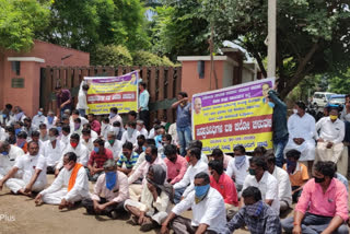 talavara society people protest in front of mb patil hose