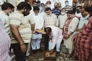 BJP councilor Sunita Kangra inaugurated road construction in Madipur