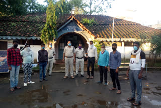 The station in-charge took a meeting with the swimmers in damoh