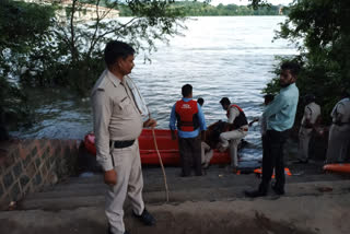 Old man jumps off Betwa Bridge, diver is searching