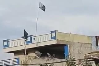 pakistan-flag-at-house