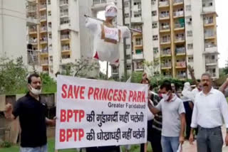 People of Princess Park Apartments protested against builder in faridabad