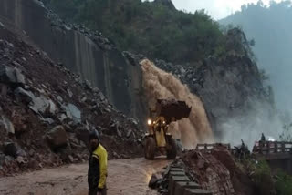 Landslides block J-K highway, 300 vehicles stranded