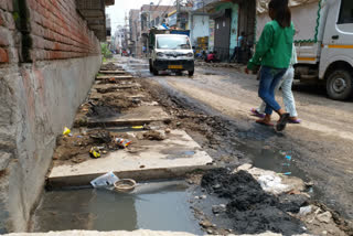 Dirty water of drains came on the road in Shiv Vihar