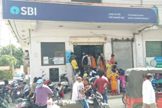 People not followed the social distancing at outside of state bank in Nangali Sakravati of Delhi