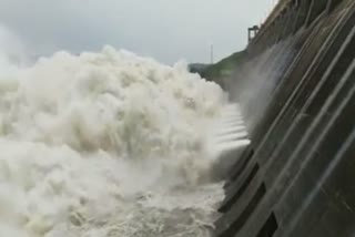 six-gate-close-in-hirakud-dam