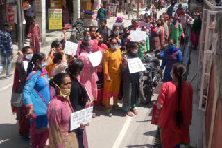 Women protest for Thachi college