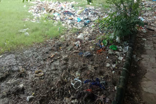 People throwing garbage in Janmashtami Park of Paschim Vihar