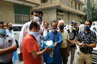 Dustbins distributed to shopkeepers in Shiv Nagar Market