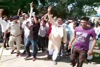 Congress workers opposing BJP