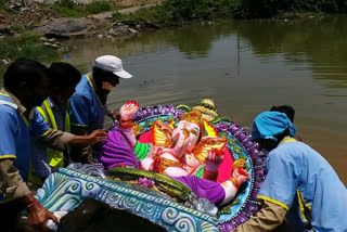 నిరాడంబరంగా గణనాథుని నిమజ్జనం