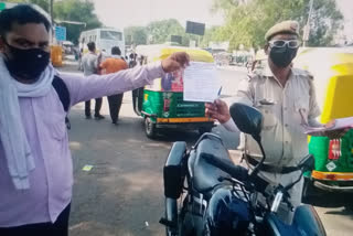 delhi police issuing challan for violation of social distancing and not wearing mask