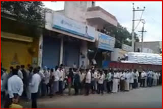 farmers q line for urea in kadapa district proddutoor