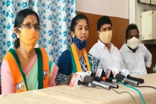 bjp corporator jayashree  fires karimnagar municipal  commissioner