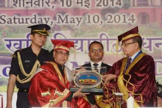 Former President Pranab Mukherjee attended ISM convocation dhanbad in 2014, news of Pranab Mukherjee, news of dhanbad ISM-IIT, धनबाद आईएसएम के दीक्षांत समारोह में शामिल हुए थे पूर्व राष्ट्रपति प्रणब मुखर्जी, प्रणब मुखर्जी की खबरें, धनबाद आईएसएम-आईआईटी की खबरें