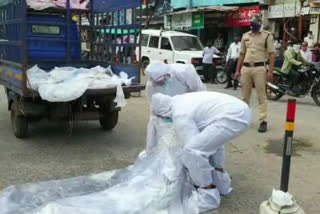 Police brought the dead body to the hospital by wearing PPE kit in betul