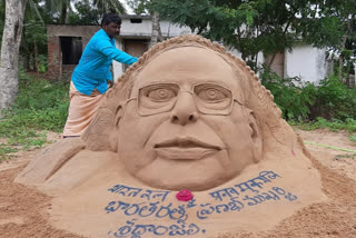 sculptor-pays-tribute-to-pranab-mukherjee