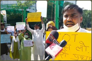 Opposition leader of East Delhi Municipal Corporation protests against private companies