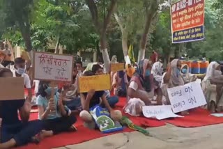 Parents protest moonak