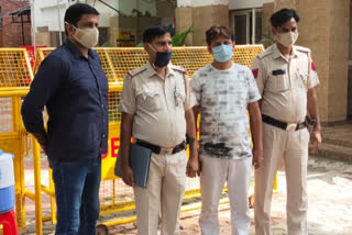 Govindpuri police arrested a fraudster of textile traders