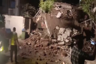 4-storey building collapses in Palghar  Maharashtra  no injuries  building collapse  മഹാരാഷ്ട്രയില്‍ നാല് നില കെട്ടിടം തകർന്നു  ആളപായം ഇല്ല