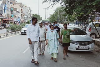 Municipal Councillor sunita kangra visit madipur area of west delhi during pandemic