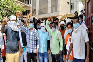 Scavengers protest outside the APMC office in Azadpur mandi in delhi