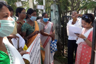 Around hundred Women's Protest for road repair at Teok