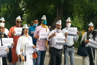 AAP protests against Yogi government at Ghaziabad district headquarter