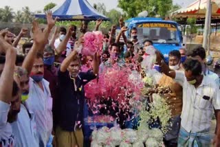 fees-for-vehicles-at-the-flower-market-merchants-roadblock