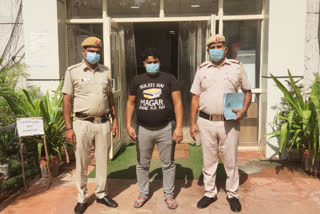 Rajouri Garden Police arrested accused with weapons in half a dozen cases