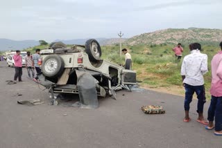 Jalore road accident news, अनियंत्रित जीप पलटी जालोर