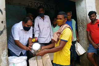 Local Congress leaders provided relief to the flood affected people