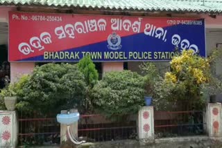 violence from past enmity, bhadrak latest news, woman beaten up in bhadrak, woman beaten up while tied to tree, ପୂର୍ବ ଶତ୍ରୁତାରୁ ହିଂସା, ଭଦ୍ରକ ଲାଟେଷ୍ଟ ନ୍ୟୁଜ୍‌, ଭଦ୍ରକରେ ମହିଳାଙ୍କୁ ମାଡ, ମହିଳାଙ୍କୁ ଗଛରେ ବାନ୍ଧି ନିସ୍ତୁକ ମାଡ