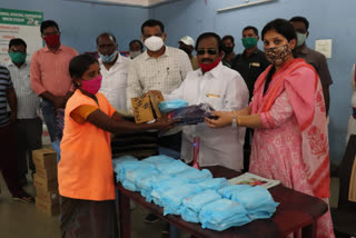 mayor of gwmc gunda prakash provided uniforms to the sanitation labors