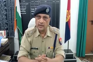 जानकारी देते पुलिस अधीक्षक.