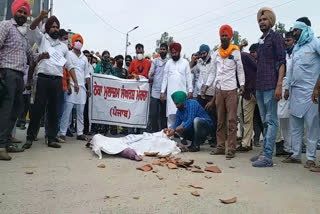 Punjab Government and Montek Singh Ahluwalia's effigy burnt
