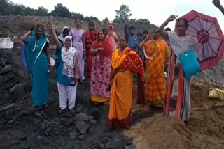 women protest against blasting in dhanbad , चंदन प्रोजेक्ट की ब्लास्टिंग रोक महिलाओं ने किया प्रदर्शन