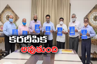 'పోస్ట్ లాక్​డౌన్ రీస్టార్ట్ మాన్యువల్ ' పుస్తకాన్ని ఆవిష్కరించిన కేటీఆర్​