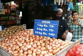 onion price falls to rupees 15 in karnataka